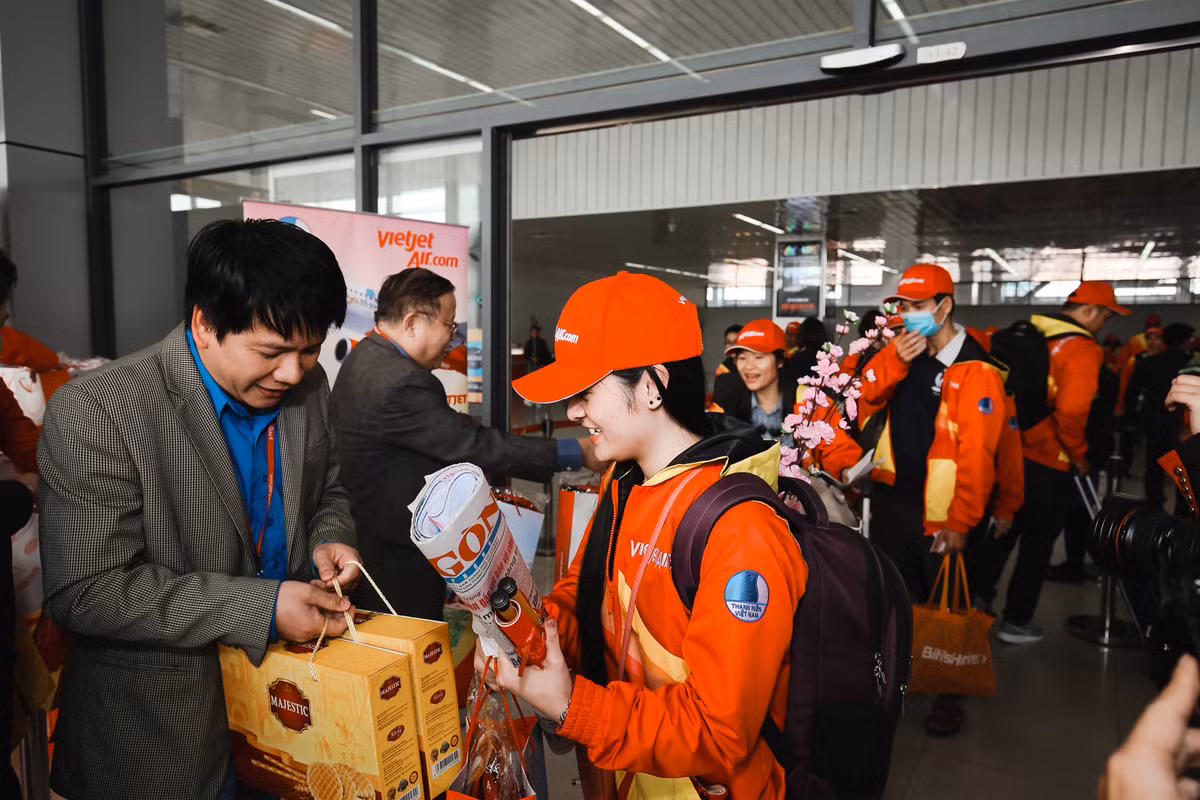 Ngay khi hạ cánh tại Sân bay Nội Bài, các bạn thanh niên được xe của ban tổ chức đón đưa miễn phí về các tỉnh Thanh Hoá, Thái Bình, Nam Định, Ninh Bình, Tuyên Quang, Phú Thọ,...Hãng hàng không Vietjet cũng gửi tặng các hành khách đặc biệt những món quà vui xuân đầy ý nghĩa.