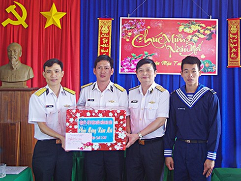 Thiếu tướng TRần Hoài Trung thăm và tặng quà Trạm ra đa 585 vùng 2 Hải quân. Ảnh: Báo Hải quân Việt Nam