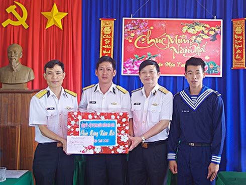 Thiếu tướng TRần Hoài Trung thăm và tặng quà Trạm ra đa 585 vùng 2 Hải quân. Ảnh: Báo Hải quân Việt Nam