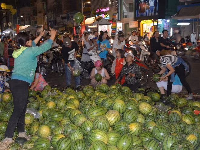 Rất nhiều người dừng xe lựa chọn dưa hấu