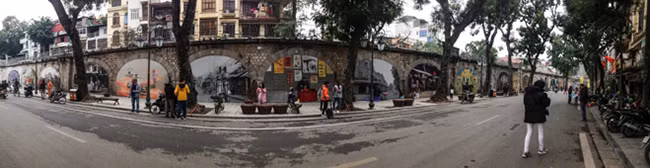 Hà Nội những ngày cuối năm, trong không khí nhộn nhịp đón chào Tết âm lịch Mậu Tuất đang đến rất gần bên cạnh những địa điểm vui chơi quen thuộc như Hàng Mã, hồ Gươm, phố cổ thì giờ đây người dân Thủ đô còn được đắm chìm trong không gian đầy mầu sắc mới lạ của một tuyến phố đi bộ mới toanh: Phố bích hoạ Phùng Hưng.