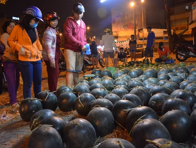 Do trưa 30 tết phải trả mặt bằng, dọn dẹp vỉa hè đường phố nên người bán dưa phải xả hàng