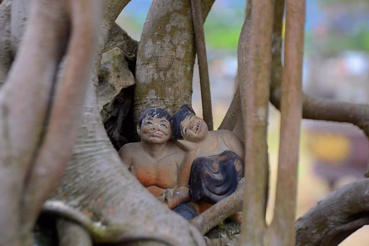 Chủ nhân cây cảnh đã đặt một cặp tượng Thị Nở - Chí Phèo ở trong gốc để tác phẩm thêm phần hoàn mỹ.