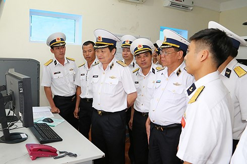Thiếu tướng Trần Hoài Trung kiểm tra hoạt động của kíp trắc thủ tại Trạm 585 vùng 2 Hải quân. Ảnh: Báo Hải quân Việt Nam