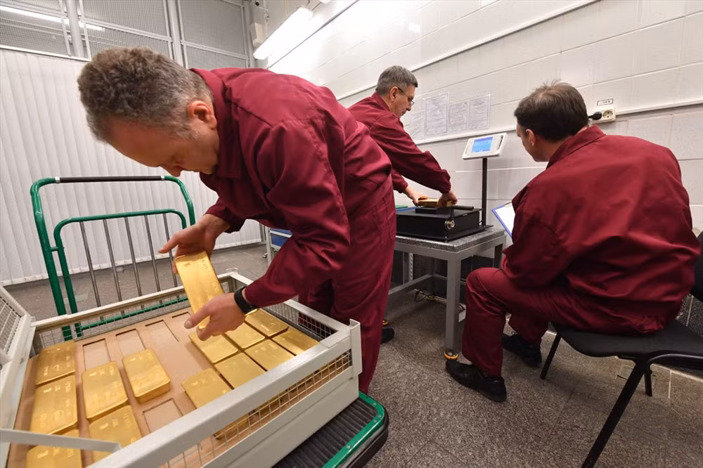 Công việc tại đội chuyên trách trong kho rất nặng nhọc. Xê dịch những thoi vàng nặng 13 kg không phải là giản đơn. Thêm vào đó, cần phải tuân theo vô số quy định hướng dẫn, ấn định từng hành động của nhân viên.