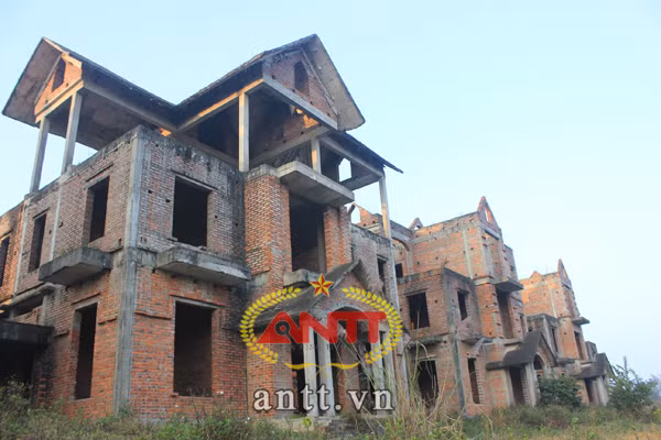 Năm 2014, UBND tỉnh Nghệ An chấp thuận chủ trương cho Công ty TNHH Đầu tư Thương mại Bảo Khánh (Hamico) đầu tư dự án Khu liên hợp khách sạn du lịch và biệt thự, chung cư cao cấp thị xã Cửa Lò, Nghệ An (Dân Việt đã thông tin) thay cho chủ đầu tư cũ nhằm xóa tình trạng "biệt thự ma" nơi đây. Ảnh: ANTT.