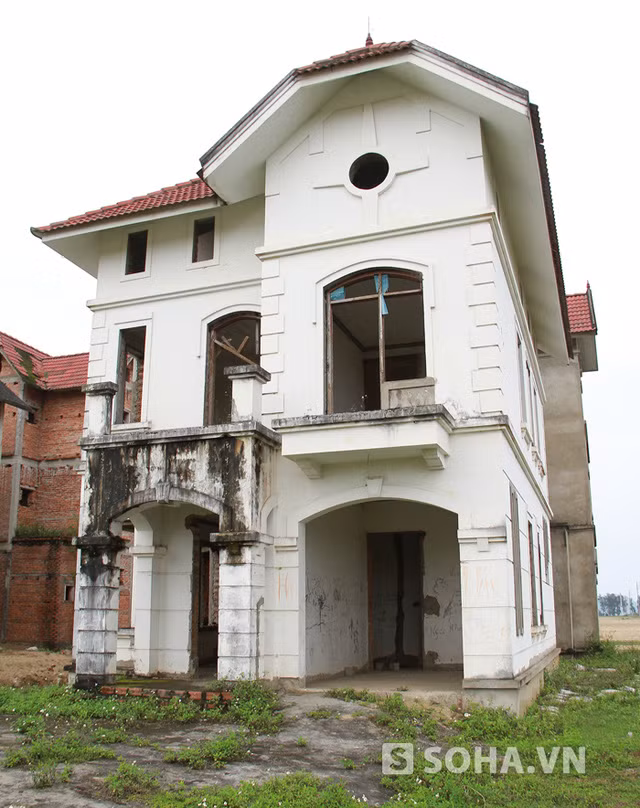 Hiện, khu biệt thự “ma” đang xuống cấp trầm trọng. Ảnh: Soha.