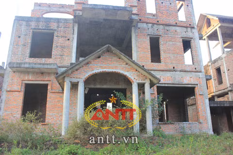 Thế nhưng đến nay hơn 14 năm, những ngôi biệt thự này vẫn đang bị bỏ hoang, lạnh lẽo, cỏ dại mọc um tùm… đến nỗi người dân nơi đây gọi là khu biệt thự “ma”. Ảnh: ANTT.