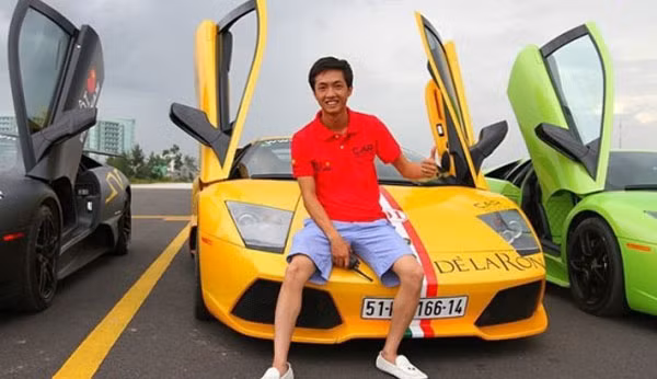  7. Đại gia Nguyễn Quốc Cường - Cường Đôla Cùng đam mê siêu xe, trong khi đại gia Phan Hùng Cường cảm thấy hài lòng về biệt danh Cường Luxury thì “quý tử” 8X Nguyễn Quốc Cường - Phó Tổng Giám đốc của Quốc Cường Gia Lai lại kêu rắc rối với biệt danh Cường Đôla. Với Nguyễn Quốc Cường, biệt danh Cường Đôla có từ thời đi học, gắn với đam mê tốc độ, cùng những tin đồn không được xác thực về việc chỉ tiêu tiền đô của thiếu gia này. Ảnh: VietNamNet.