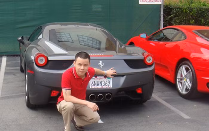  6. Đại gia Vương Cường - Cường Luxury Ông Phan Hùng Cường là Chủ tịch HĐQT Tập đoàn Vương Cường, một tập đoàn kinh doanh đa lĩnh vực, ngành nghề như bất động sản, tài chính, khu công nghiệp, có vốn điều lệ 1.000 tỷ đồng trong đó số vốn của ông Cường chiếm 98%. Dân chơi siêu xe và thành viên của các diễn đàn ô tô xe máy trong nước thường đặt cho đại gia này với cái tên Cường Luxury. Ảnh: Soha.