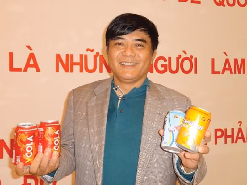 Cách đây hàng chục năm trước, ông được biên chế là người xích lô chở bia thứ 100 của Nhà máy Bia Hà Nội. Nhờ giữ được uy tín trong việc cung cấp bia chất lượng, các cửa hàng bán bia và tín đồ bia hơi Hà Nội đã đặt cho ông biệt danh “Đường bia”. Ảnh: Báo Đầu tư.