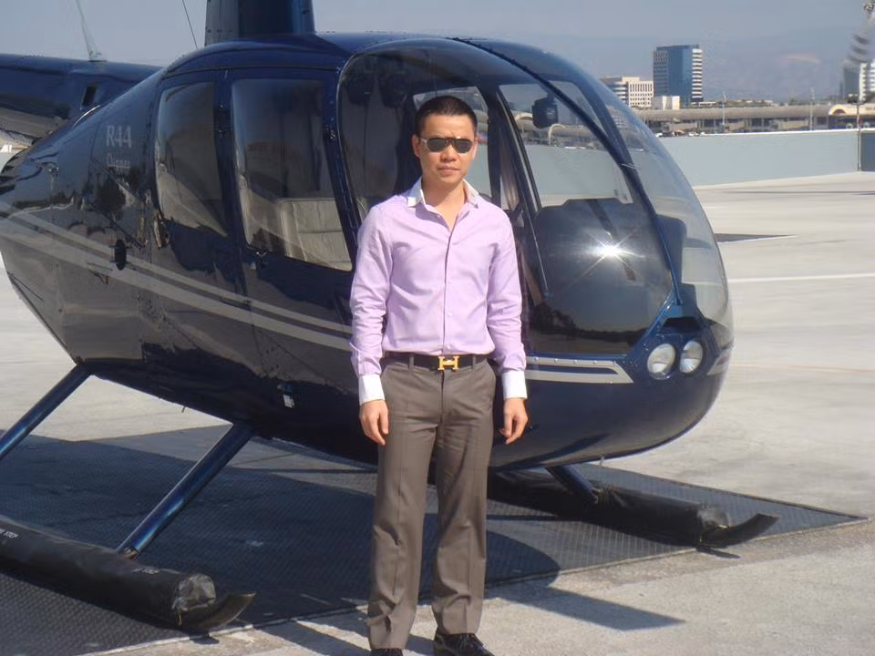 Biệt danh này bắt nguồn từ việc anh này kinh doanh ôtô hạng sang. Showroom của Cường Luxury có những mẫu xe là niềm khao khát của nhiều người như Ferrari 458 Italia, Audi R8 hay Rolls-Royce Phantom. Ảnh: Soha.