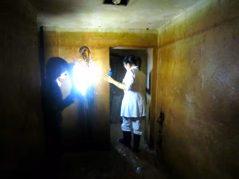 Hiện căn hầm rộng 40 m2 đã được bảo tồn nguyên trạng. Khách sạn 5 sao Sofitel Legend Metropole Hà Nội còn bố trí khu trưng bày 110 năm lịch sử của khách sạn dọc theo 18 m hành lang, bao gồm 13 bảng ghi lại hình ảnh phục hồi của khách sạn từ những ngày đầu mở cửa, hơn 300 vị khách nổi tiếng từng nghỉ tại khách sạn, như: vua hề Charlie Chaplin, diễn viên Jane Fonda, ca sĩ Joan Baez hay diễn viên Angelina Jolie... Ảnh: Vietnamnet.