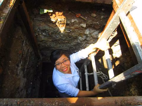 Căn hầm nằm ngay giữa lòng khách sạn, ngay sát khu vườn và bể bơi nhiều ngày qua liên tục đón tiếp các vị khách ghé thăm. Chưa khi nào lịch sử lại hiện hữu một cách rõ rệt như vậy. Nơi đây được dùng làm nơi trú ẩn cho những vị khách từng đến khách sạn thời chiến tranh, trong số này có rất nhiều vị khách nổi tiếng như ca sĩ Mỹ Joan Baez, một trong những nhà hoạt động vì nhân quyền cũng như các phong trào phản chiến trên thế giới thập niên 1960-70. Ảnh: Vietnamnet.