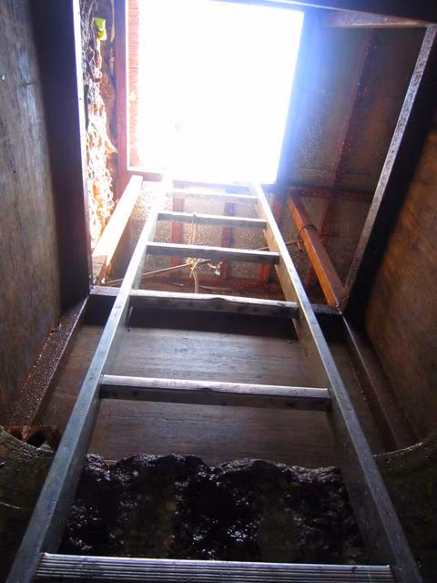 Cùng với Joan Baez, nữ diễn viên nổi tiếng Hollywood Jane Fonda với biệt danh Hanoi Jane, một trong những người Mỹ đi đầu trong các cuộc biểu tình phản đối cuộc chiến tranh Mỹ tiến hành tại Việt Nam, cũng đã từng trú tại căn hầm này khi bà tới Hà Nội năm 1972. Ảnh: Vietnamnet.