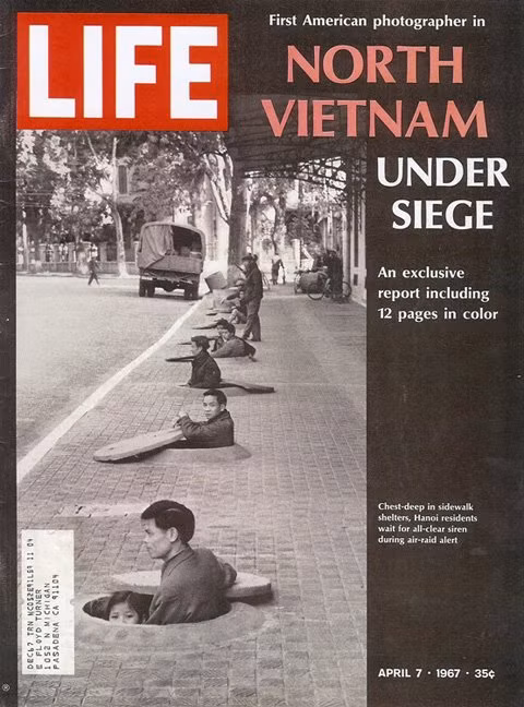 Bức hình bìa nổi tiếng trên tạp chí LIFE năm 1967 chụp các căn hầm trú ẩn phía ngoài khách sạn Metropole. Ảnh: LIFE Mag.