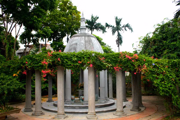 Ở giữa lăng mộ là khối đá đen nặng 10 tấn, mặt trước là những dòng chữ khắc nội dung kể tài năng cũng như đóng góp của ông cho xã hội. Trên cùng tháp đá bức tượng bán thân của ông Khánh được chạm khắc tỉ mỉ. Ảnh: Dân Việt.