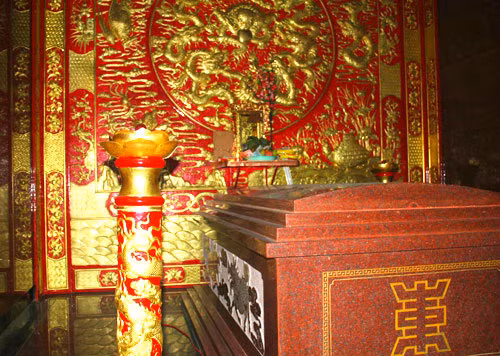 Trên mặt đất, lăng có 3 tầng, 6 mái, cao 41m. Các chi tiết trong mộ khá cầu kỳ, phủ màu vàng và đỏ. Ảnh: Infonet.