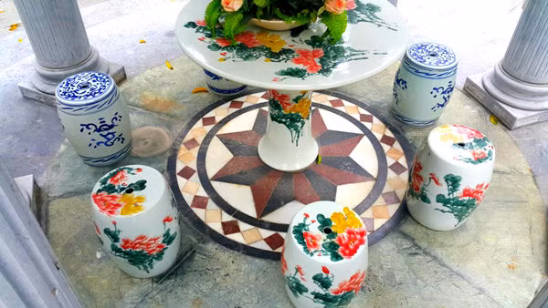 Vị đại gia này muốn xương cốt của mình nằm vĩnh hằng dưới một lớp nước để tạo sự kín đáo, yên tĩnh và cũng là để con cháu đời sau được tự hào về khả năng của ông cha mình. Ảnh: Dân Việt.