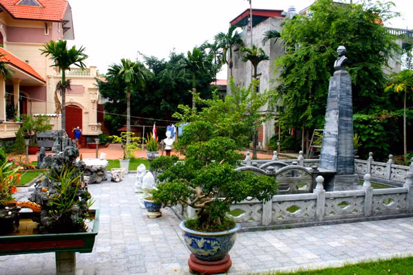 Khu trung tâm lăng mộ rộng của đại gia Hải Phòng rộng chừng 200m2, lẩn khuất sau những hàng cau vua rợp bóng. Khuôn viên lăng mộ được xếp bằng những khối đá trắng lớn, được mài dũa rất khít. Hầm mộ sâu trong lòng đất 4m, được bao bọc bởi những phiến đá khổng lồ, mỗi khối nặng 2,6 tấn. Ảnh: Dân Việt.