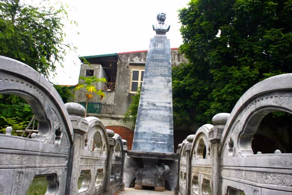 Vì thế, ông không dùng cách khai thác bằng nổ mìn mà dùng sức người khai thác, bởi theo ông, đá khai thác bằng nổ mìn sẽ om, sức bền không tốt. Mỗi tảng đá như thế giá từ 10-30 triệu đồng. Phải mất 5 năm với bàn tay của hàng trăm thợ lành nghề, ý tưởng của ông mới thực sự hoàn thiện. Ảnh: Dân Việt.