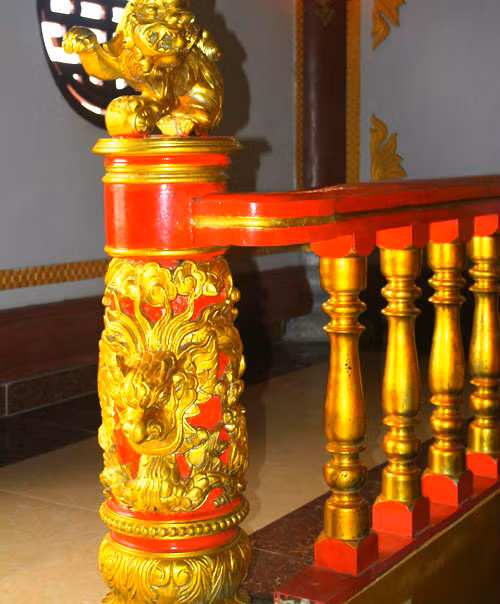 Đặc biệt, nơi đây còn có tượng các vua quan đời Trần bằng đồng nguyên chất, ngoài phủ vàng. Trên trần các tầng đều có chữ Phúc, được viết rất xảo diệu, sắp xếp hợp lý khiến người xem phải trầm trồ. Ảnh: Infonet.