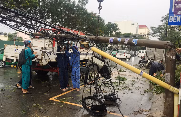 Hàng loạt sự cố đã xảy ra khiến nhiều khu vực Nam Bộ như đang giữa "tâm bão".