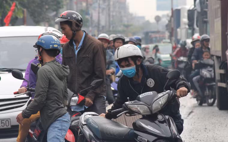 Nhiều người khác cố tìm đủ mọi cách để thoát khỏi vùng ngập nước, kẹt xe...