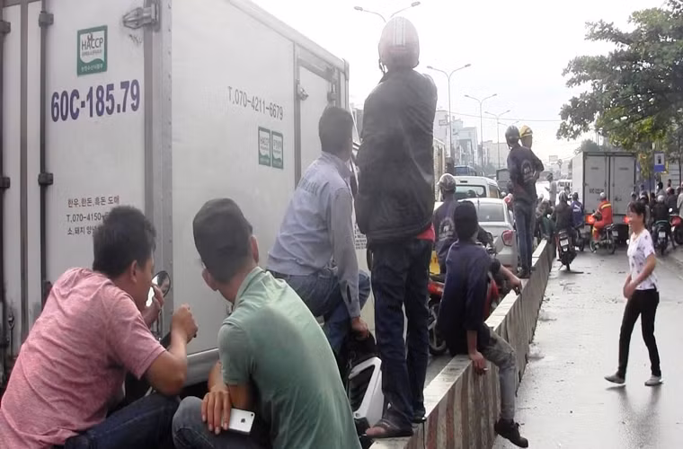 Do nhiều tuyến đường bị ngập nên người dân phải ngồi chờ nước rút.