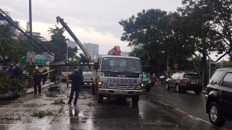 Các lực lượng liên quan đang khẩn trương khắc phục sự cố sau cơn mưa dông do ảnh hưởng cơn bão số 10 đang xảy ra ở các tỉnh miền Trung.