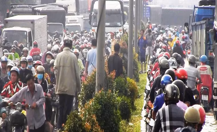 Nhiều học sinh, công nhân...không thể đến trường, nơi làm việc nên đã phải tìm đường trở về nhà.