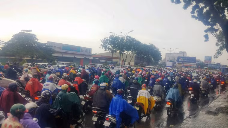 Nhiều tuyến đường ở TP.HCM cũng bị ngập nặng và kẹt xe trong cơn mưa dông rạng sáng nay.