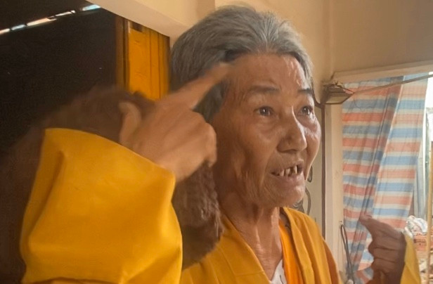 Lat tay nguoi phu nu gia su di xin tien de nuoi ban trai-Hinh-2