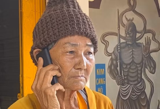 Lat tay nguoi phu nu gia su di xin tien de nuoi ban trai-Hinh-4