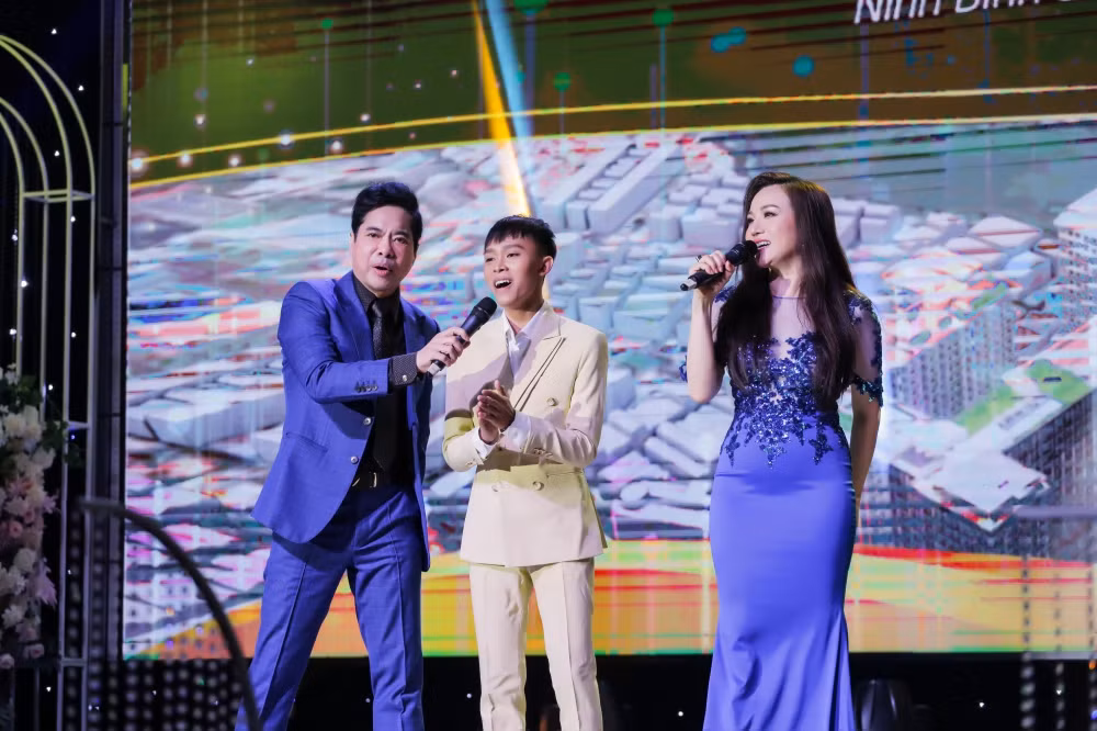 Được biết, trước khi góp mặt trong liveshow dịp đầu năm mới 2022, ca sĩ Hồ Văn Cường đã được Ngọc Sơn hướng dẫn, chỉ dạy tại nhà riêng. Anh không ngần ngại chia sẻ bí kíp phát âm, nhả chữ, kéo hơi, tuyệt chiêu lấy một lần hơi cho Hồ Văn Cường.