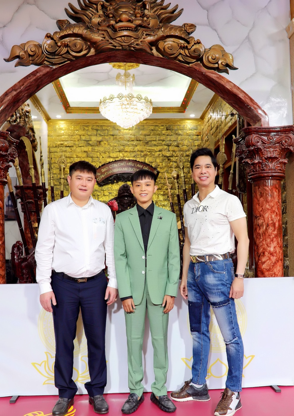 Bầu Thụy cũng rất tán thành suy nghĩ này của Ngọc Sơn và tuyên bố đồng hành cùng hai bác cháu trong chặng đường nghệ thuật phía trước.