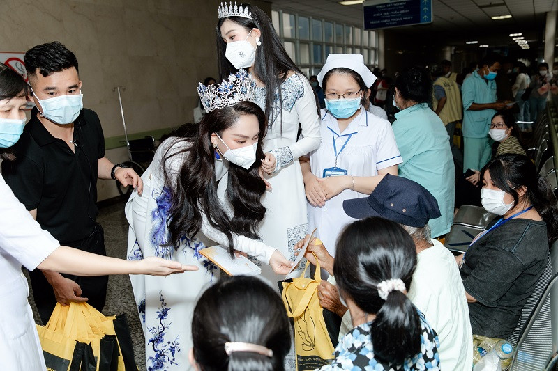 Không những thế, Mai Phương còn đến Bệnh viện Đồng Nai để thăm hỏi cũng như trao những phần quà và hiện kim đến các bệnh nhân đang điều trị.