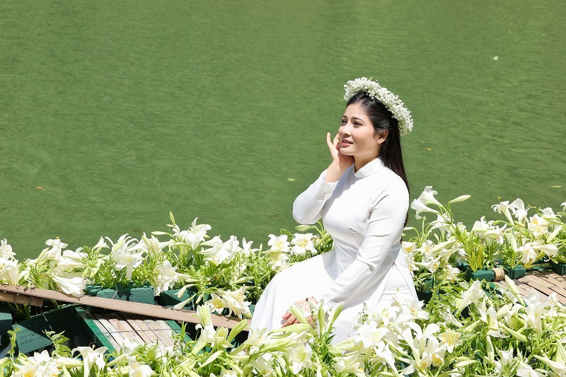 Song Thao phai xin phep chong de hon ban dien khi quay MV-Hinh-3