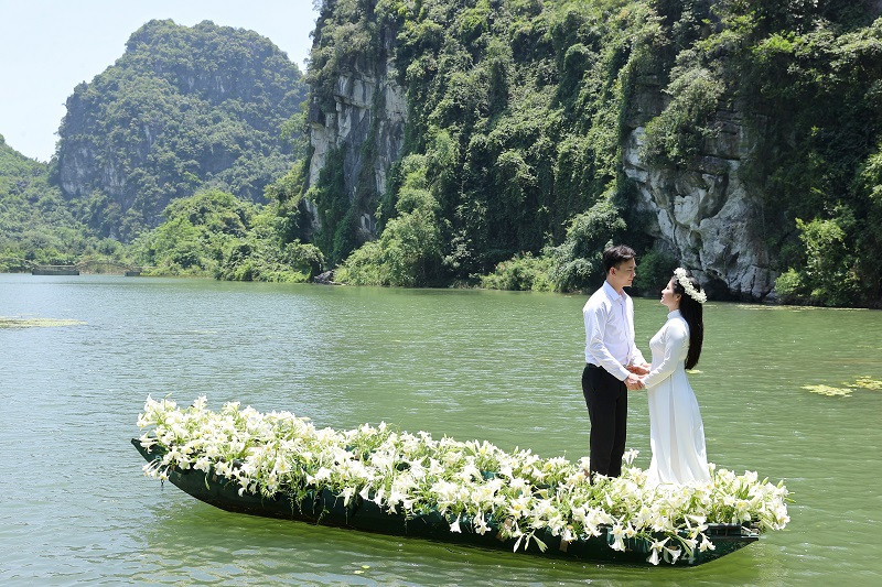 Song Thao phai xin phep chong de hon ban dien khi quay MV-Hinh-5