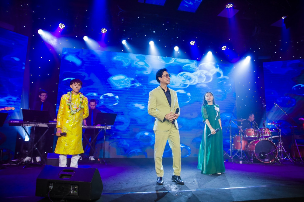 Đặc biệt, sự xuất hiện của cô bé Ngọc Thảo, Top 20 The Voice tại Đức - người học trò được Ngọc Sơn phá lệ nhận tại hải ngoại cũng thu hút sự chú ý của khán giả. Trong tiết mục tam ca, Hồ Văn Cường và Ngọc Thảo diện áo dài truyền thống hát cùng thầy Ngọc Sơn ca khúc “Tình cha”.