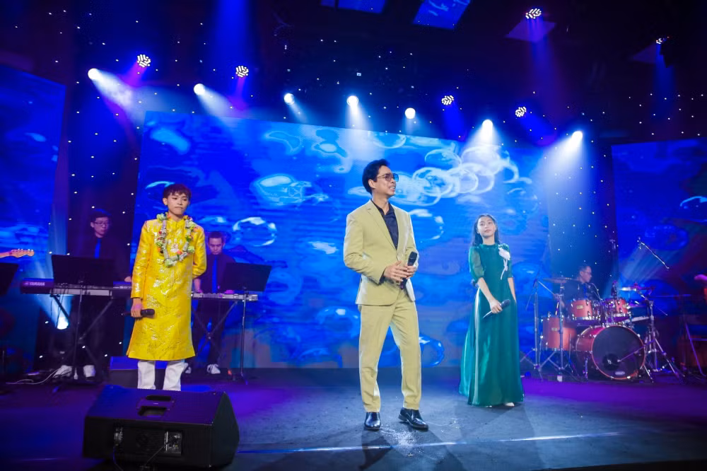 Đặc biệt, sự xuất hiện của cô bé Ngọc Thảo, Top 20 The Voice tại Đức - người học trò được Ngọc Sơn phá lệ nhận tại hải ngoại cũng thu hút sự chú ý của khán giả. Trong tiết mục tam ca, Hồ Văn Cường và Ngọc Thảo diện áo dài truyền thống hát cùng thầy Ngọc Sơn ca khúc “Tình cha”.