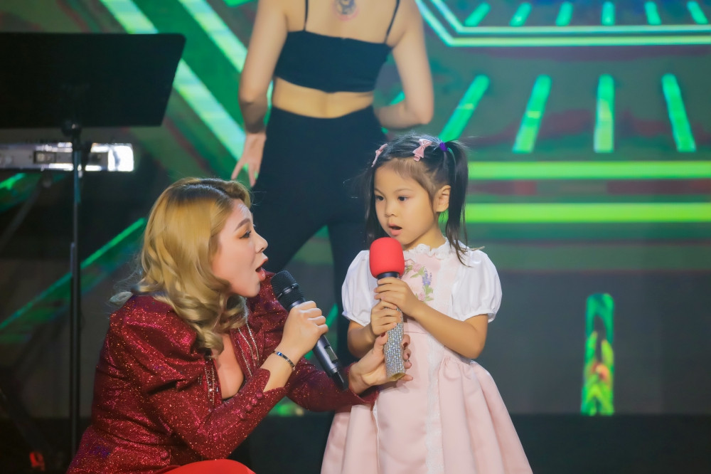 Cũng trong chương trình, ca sĩ Thanh Thảo gây bất ngờ khi hát “Con bướm xuân” cùng con gái Talia trên sân khấu. Thanh Thảo bật mí đây là ca khúc mà Talia rất yêu thích nên em muốn song ca cùng mẹ.