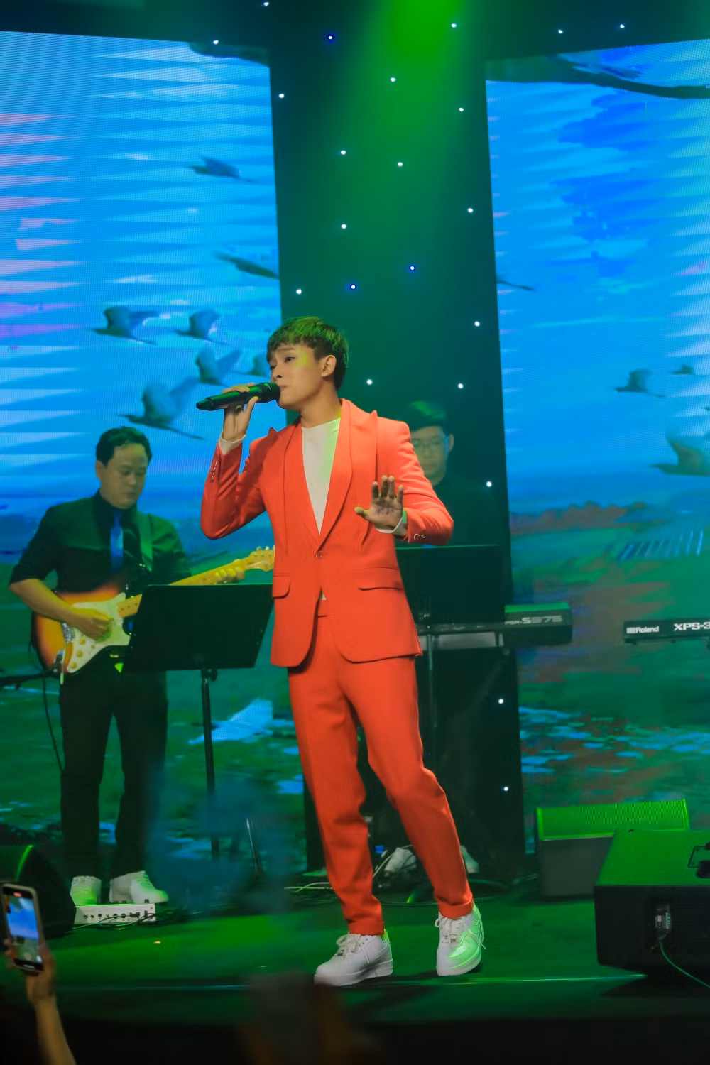 Khác với hình ảnh thư sinh trước kia, trong đêm nhạc, Hồ Văn Cường xuất hiện với bộ vest đỏ nổi bật và vẻ ngoài lãng tử, tóc uốn xoăn nhẹ.