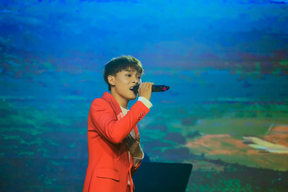 Được biết, giọng ca trẻ vừa kết thúc chương trình học hè và trở lại sân khấu để gặp gỡ khán giả.