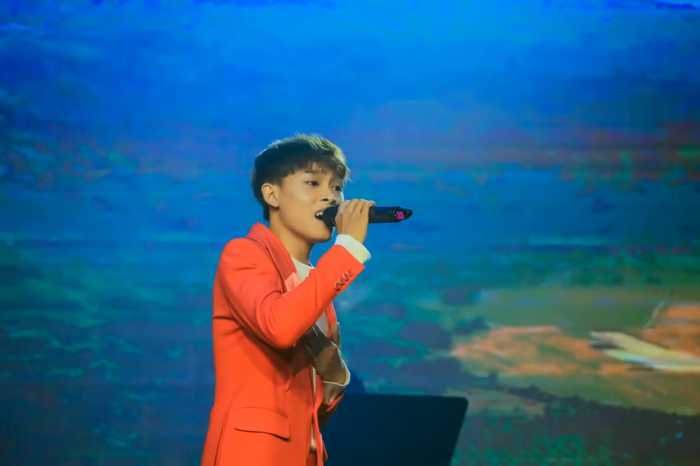 Được biết, giọng ca trẻ vừa kết thúc chương trình học hè và trở lại sân khấu để gặp gỡ khán giả.