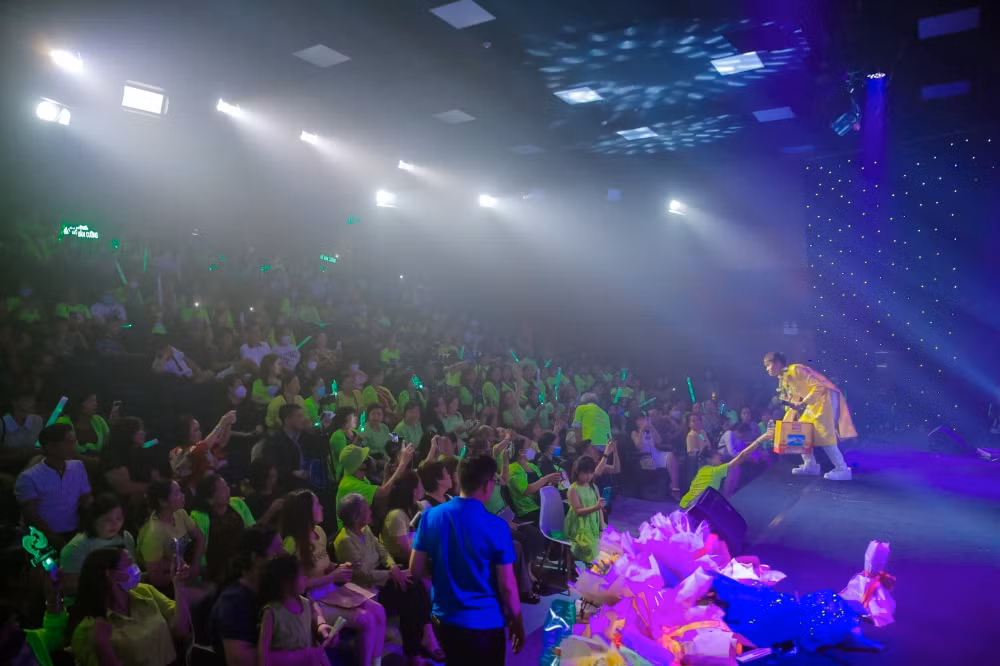 Sau thời gian theo học thầy Ngọc Sơn, Hồ Văn Cường ngày càng tự tin toả sáng trên sân khấu.