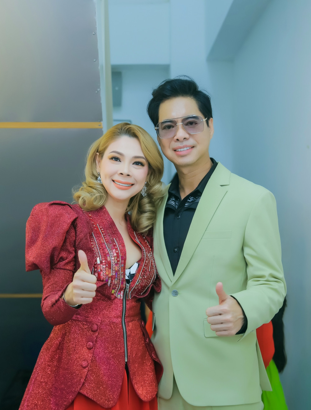 Nữ ca sĩ chụp ảnh cùng danh ca Ngọc Sơn.