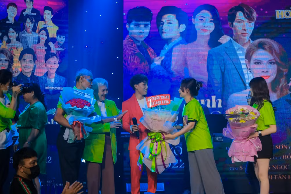 Trong dịp này, Hồ Văn Cường khiến các fan ruột ngạc nhiên khi giao lưu cực kỳ dạn dĩ, pha trò vui vẻ và mang lại nhiều tiếng cười khắp khán phòng.