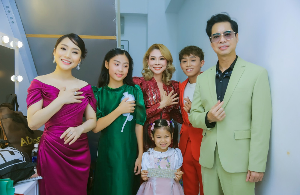 Cùng với Hồ Văn Cường, đêm nhạc quy tụ nhiều đồng nghiệp, học trò, con nuôi của giọng ca “Tình cha” như: Ca nhạc sĩ Sơn Hạ, ca sĩ Thanh Thảo, Lâm Bảo Phi, Đỗ Minh Quân, Hồ Phương Liên, S Quang Ngọc...