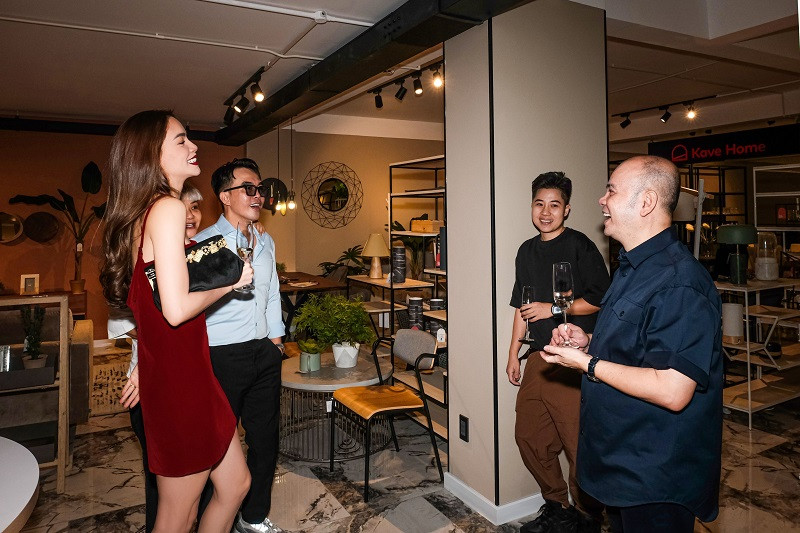 Với Hồ Ngọc Hà, vị doanh nhân là người bạn lớn luôn cổ vũ cô trong sự nghiệp.